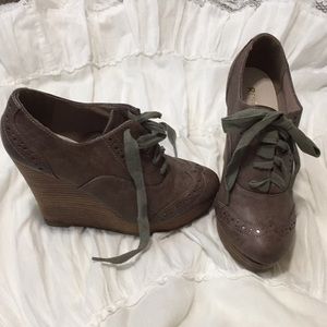 Restricted wedge booties